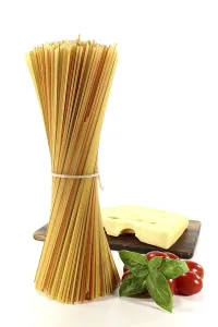 Bright Studio Lighting Setup Drucke: A bundle of colourful spaghetti with tomatoes and basil against a white background