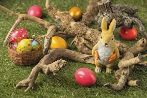 Traditional Easter Tradition Drucke: Bunny figure and Easter eggs between roots in the grass