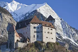 Drucke von Schloss Gutenberg in der Rheintal in Liechtenstein, Europa Liechtenstein Drucke: Schloss Gutenberg in der Rheintal in Liechtenstein.