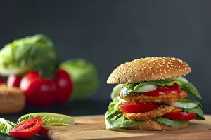 Dark Background Food Drucke: Burger with schnitzel, tomatoes