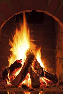 Residential House Fire Drucke: Burning fire in the brick fireplace, close up