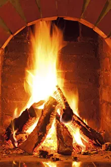 Residential House Fire Drucke: Burning fire in the brick fireplace, close up