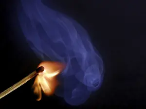 Burning Match Close Up Drucke: Burning match