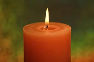Red Candle Flame Drucke: Burning red candle