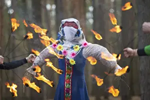 Drucke von Brennender Heu gefüllter Karneval, ein Symbol des Winters und des Todes in der slawischen Mythologie, heidnischer Tradition. Religiöser und volkstümlicher Festtag der ostslawischen Völker Weißrussland Drucke: Brennender Stroh gefüllter Karneval.