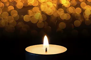 Advent Season Decoration Drucke: Burning tea lights with bokeh