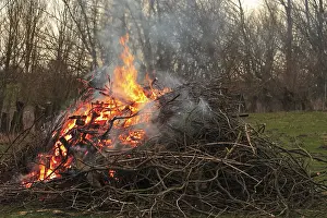 Burning Wood Drucke: Burning wood of an Easter fire