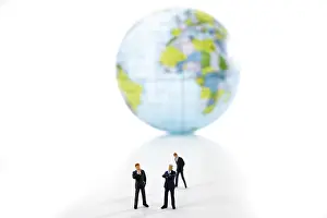 Business Executives Drucke: Three business executives in front of a globe