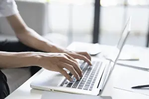 Bilder Datiert 28. August 2024: Unternehmer arbeitet mit Laptop-Computer, Fingers tippen auf Tastatur.