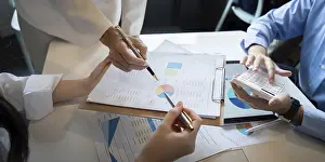 Bilder Datiert 19. Juni 2024: Ein Geschäfts-Team, das zusammenarbeitet, um Daten zu analysieren.