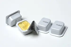 High Calorie Dairy Product Drucke: Butter in breakfast portion, portion pack