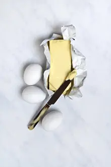 Butter Packaging Drucke: Butter in opened packaging and eggs
