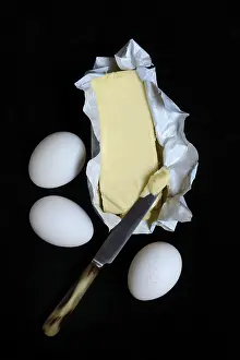 Plain Colored Background Eggs Drucke: Butter in opened packaging and eggs