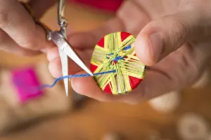 Regional Handicrafts Germany Drucke: Button maker cutting blue yarn