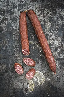 Foodstuff Cuisine Images Drucke: Cabanossi sausages on rustic table