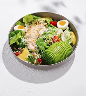 Bilder Datiert 21. Juni 2024: Caesar salad chicken breast print