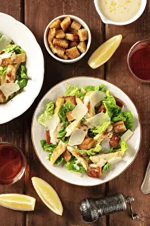 Rustic Country Style Food Drucke: Caesar salad a rustic wooden table