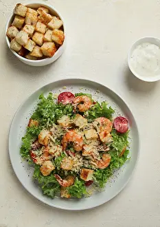 Healthy Eating Options For Lunch Drucke: Caesar salad, with shrimp, on a white background