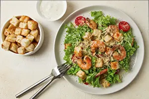 Healthy Eating Options For Dinner Drucke: Caesar salad, with shrimp, on a white background
