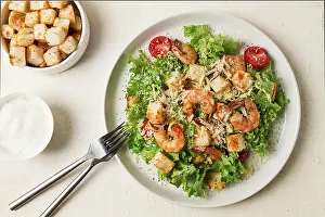 Caesar Salad With Prawns Drucke: Caesar salad, with shrimp, on a white background