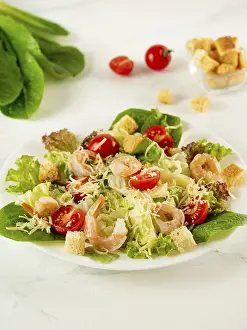 White Table Setting Drucke: Caesar salad with shrimps on white table