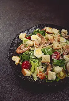 Healthy Seafood Meal Ideas Drucke: Caesar salad with tiger prawns