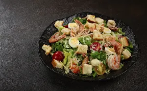 Caesar Salad With Tiger Prawns Drucke: Caesar salad with tiger prawns