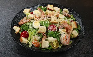Healthy Eating Greens Drucke: Caesar salad with tiger prawns