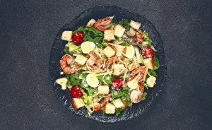 Riesengarnele Drucke: Salat Caesar mit Tigerprawns