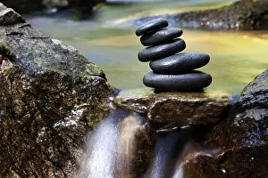 Directional Sign Post Drucke: Cairn, stack of basalt rocks in a creek