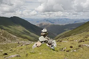 Overcast Sky Viewpoint Drucke: Cairns on the path to the Shug-La Pass