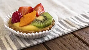 Dairy Product Images Drucke: A cake with cream and mixed fruit