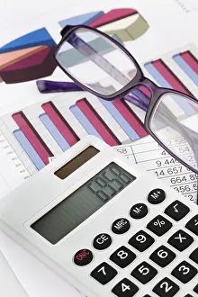 Pocket Calculator Finance Drucke: A calculator with graphs of a balance sheet