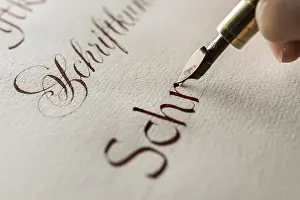 Traditional German Craftsmanship Drucke: Calligraphy studio, hand writes text with ink