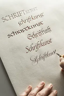 Traditional Crafts Europe Drucke: Calligraphy studio, hand writes text with ink