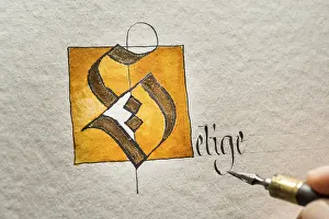 Traditional Crafts Germany Drucke: Calligraphy studio, hand writes text with pen and nib