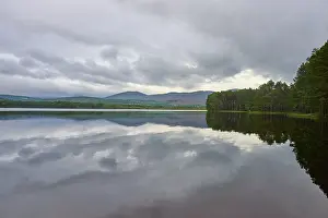 Mountainous Water Reflection Drucke: Calm lake with cloud reflection and mountains in the background