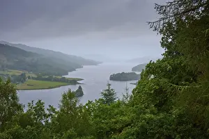 Drucke von Ruhiger See unter wolkenverhangenem Himmel, umgeben von grünen Hügeln und dichter Vegetation, Queens View, Fincastle, Pitlochry, Schottland, Vereinigtes Königreich, Großbritannien See Drucke: Ruhiger See unter wolkenverhangenem Himmel umgeben von grünen Hügeln und dichter Vegetation