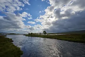 Uninhabited Highland Scenery Drucke: A calm river under a partly cloudy