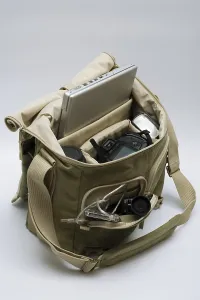 Laptop Computer Setup Drucke: The camera, lens, flash and laptop in a bag
