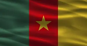 Drucke von Die Flagge von Kamerun weht in der Sonne, ihre Farben leuchten auf dem Stofftextur Kamerun Drucke: Flagge von Kamerun mit Stofftextur