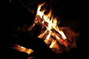 Burning Wood Drucke: Campfire in the darkness
