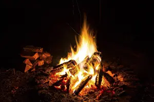 Europe Night Shot Drucke: Campfire at night, logs in the background, Germany