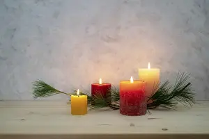 Christmas Season Decor Drucke: Four candles lit for the fourth Advent