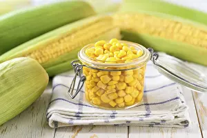 Tin Can Food Drucke: Canned sweet corn in jar on a white table