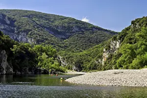 Drucke von Kajaks auf dem Ardeche-Fluss, Ardche-Schlucht, Gorges de l'Ardeche, Vallon-Pont-d'Arc, Rhône-Alpes, Frankreich Ardeche Drucke: Kajaks auf dem Ardeche-Fluss.