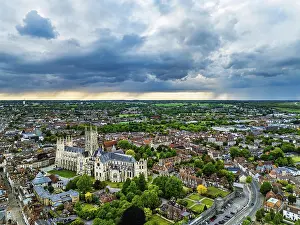 Drucke von Kathedrale von Canterbury aus einer Drohne, Canterbury, Kent, England, Vereinigtes Königreich Die Kathedrale Von Canterbury, Die Abtei St. Augustinus Und Die Kirche St. Martin. Drucke: Kathedrale von Canterbury aus einer Drohne.