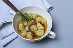 Cappelletti With Broth Drucke: Cappelletti, pasta with broth in shell, pasta