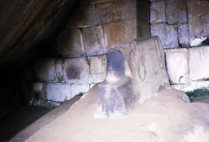 Historic Tourist Attraction In Peru Drucke: Caption: Sacrificial stone in a round temple