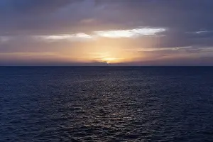 Peaceful Ocean Scene Drucke: A captivating sunset over the sea